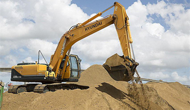Choose the Right Earthmoving Equipment for More Accurate Outdoor Operations